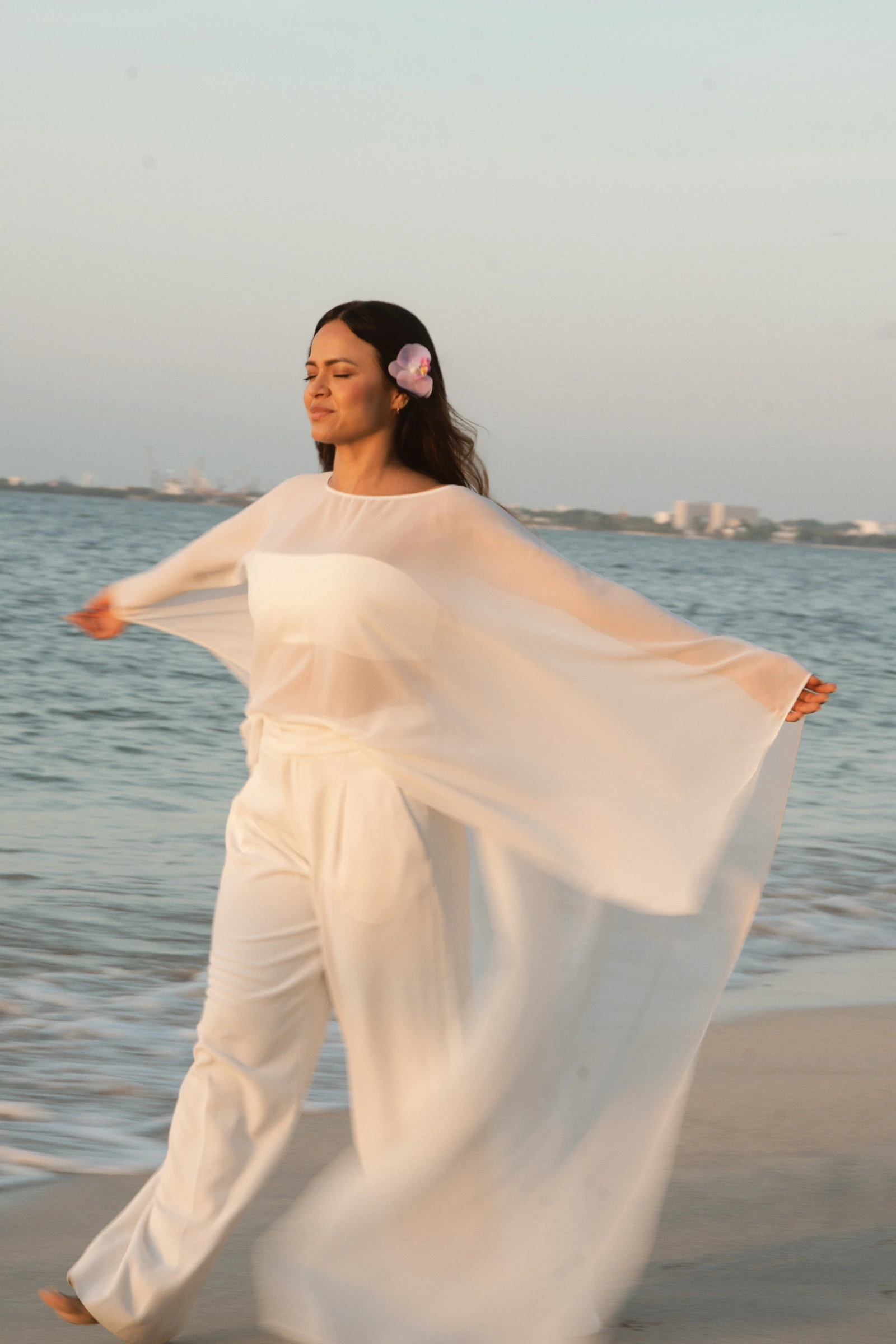 Katerine Marín al atardecer, junto al mar