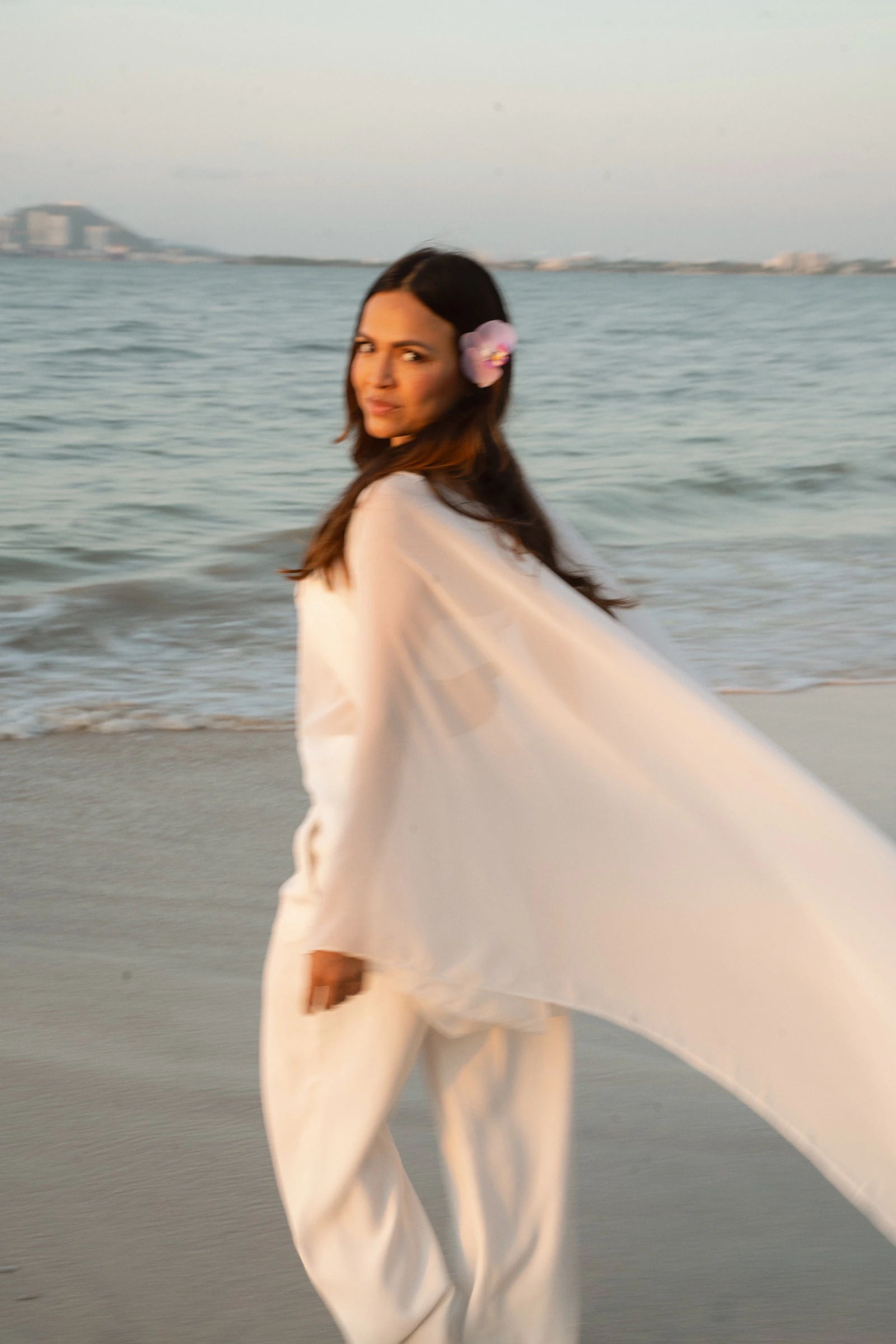 Katerine Marín junto al mar